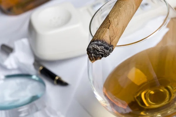 Sigara ve viski — Stok fotoğraf