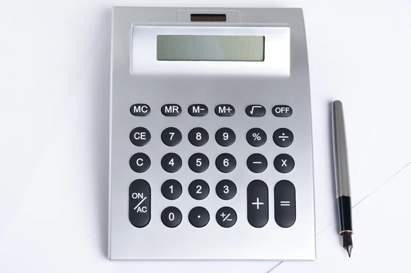 Калькулятор с ручкой — стоковое фото