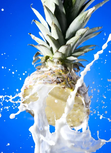 Ananas med mjölk — Stockfoto