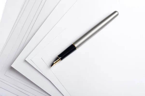 Ручка на бумаге — стоковое фото