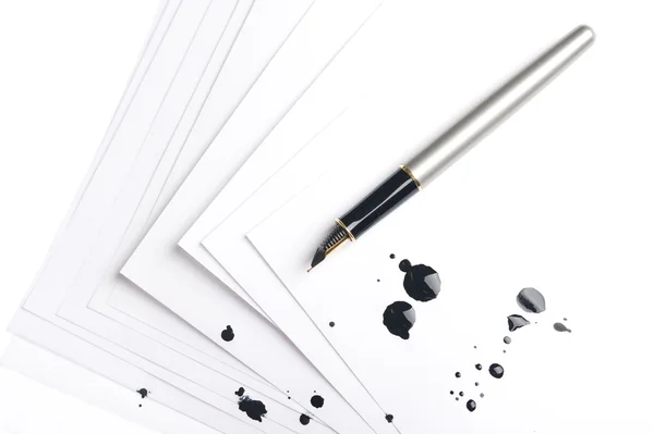 Ручка на бумаге — стоковое фото