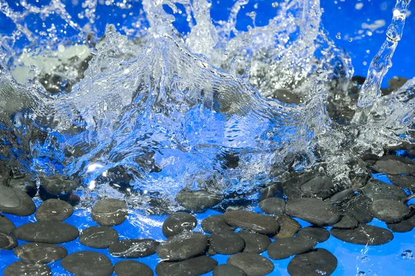 Opspattend water en rock — Stockfoto