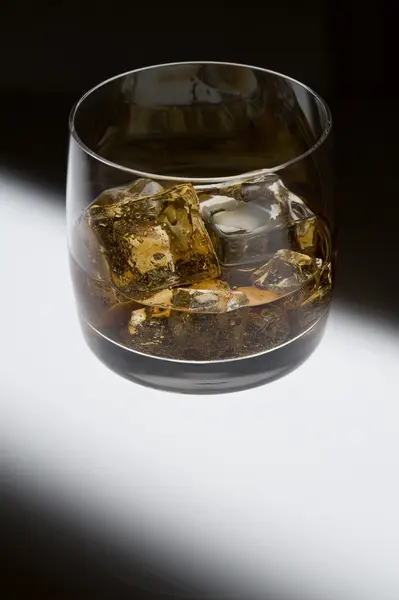Виски со льдом — стоковое фото