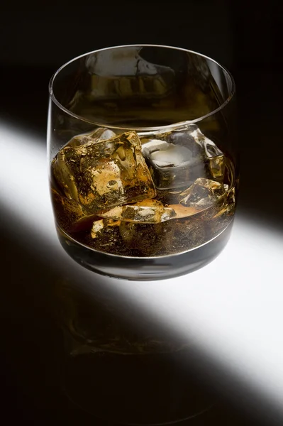 Whisky com gelo — Fotografia de Stock