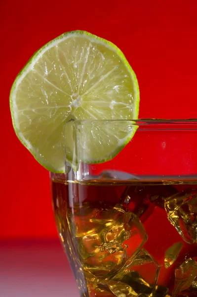 Cocktail en kalk — Stockfoto
