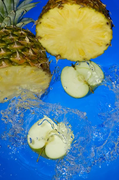 Frukt och stänkande vatten — Stockfoto