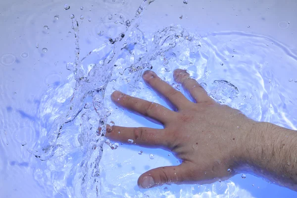 Hand i vatten — Stockfoto