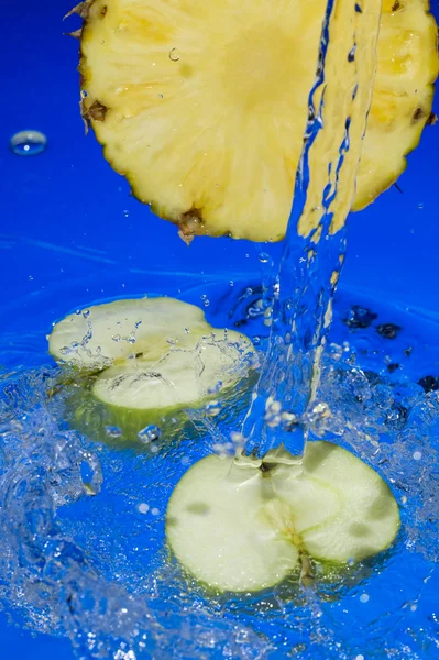 Ovoce a stříkající vody — Stock fotografie