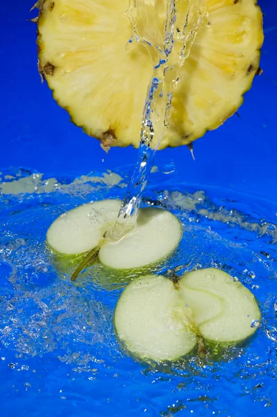 Frutas y salpicaduras de agua —  Fotos de Stock