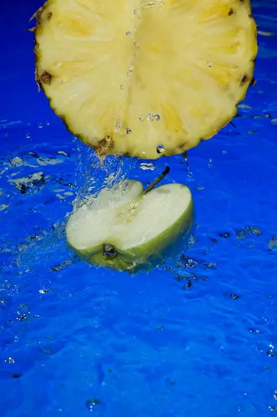 Fruit en spatten water — Stockfoto