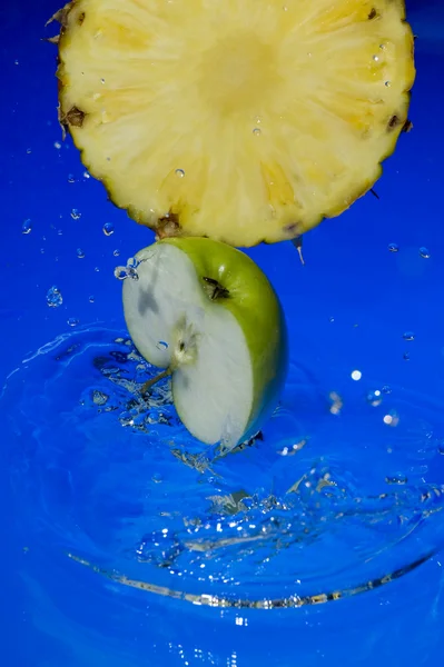 Owoce i zalewaniem wodą — Zdjęcie stockowe