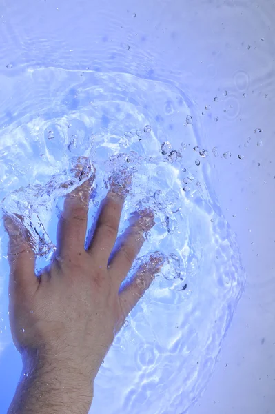 Mão na água — Fotografia de Stock