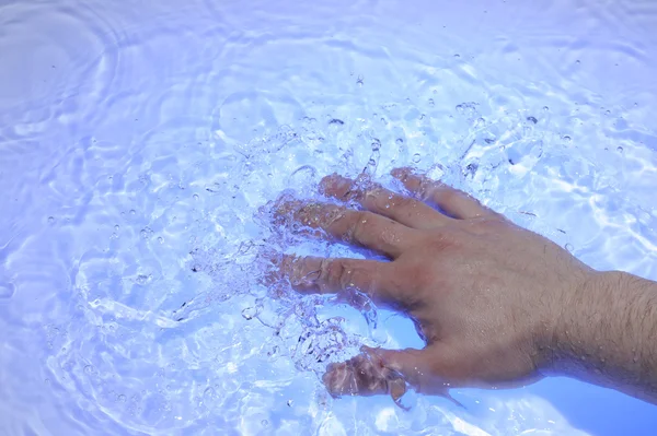 Ręka w wodzie — Zdjęcie stockowe