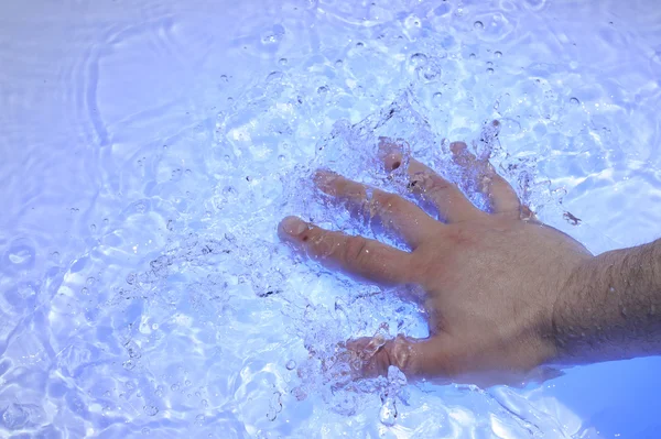 Mão na água — Fotografia de Stock