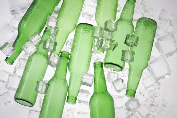 Üveg és a jégrozsdás kulcs elszigetelt fehér — Stock Fotó