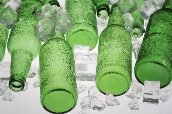 Бутылка и лед — стоковое фото