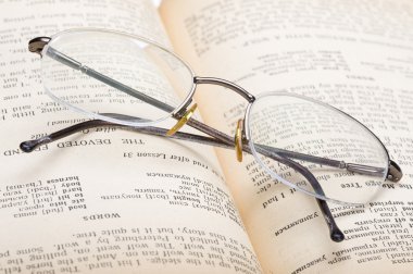 kitap ve gözlük