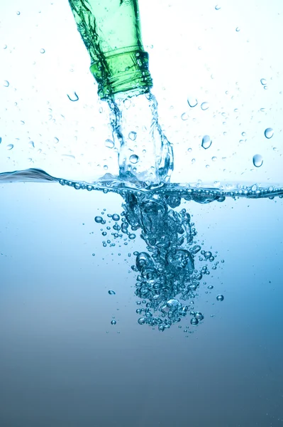 グリーンのボトルと水のしぶき — ストック写真