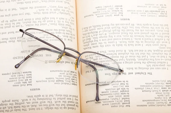 Livre et lunettes — Photo