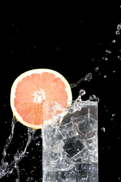 Fresh grapefruit and water — Stock Photo, Image