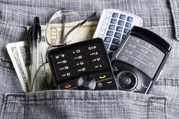 Dólar e telefone celular — Fotografia de Stock