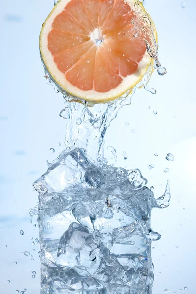 पानी के साथ नारंगी — स्टॉक फ़ोटो, इमेज
