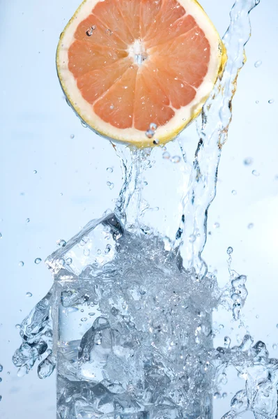 Orange med vatten — Stockfoto