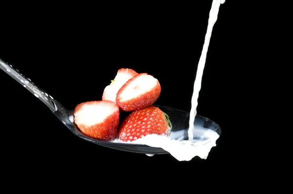 Erdbeere mit Milch — Stockfoto