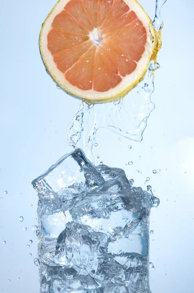 Апельсин с водой — стоковое фото