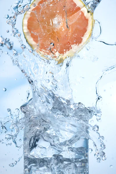 Laranja com água — Fotografia de Stock