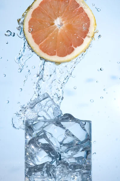Oranje met water — Stockfoto