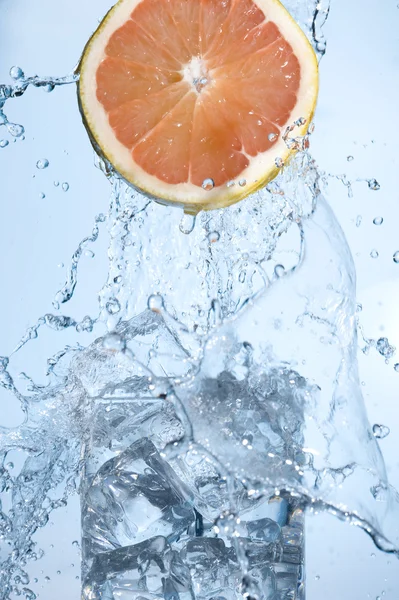 Naranja con agua — Foto de Stock