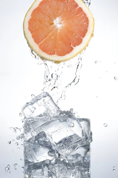 Naranja con agua — Foto de Stock