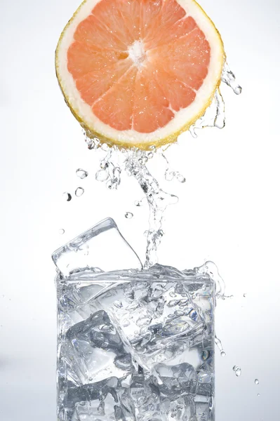 Arancione con acqua — Foto Stock