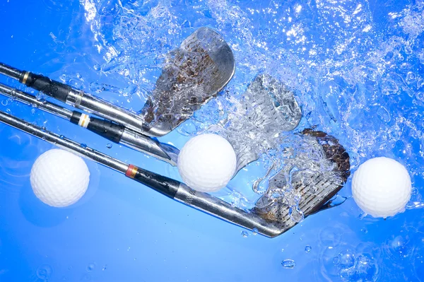 Golfschläger im blauen Wasser — Stockfoto