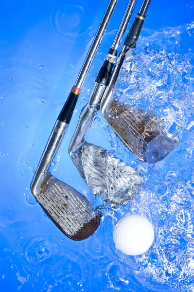 蓝色的水中高尔夫俱乐部 — 图库照片