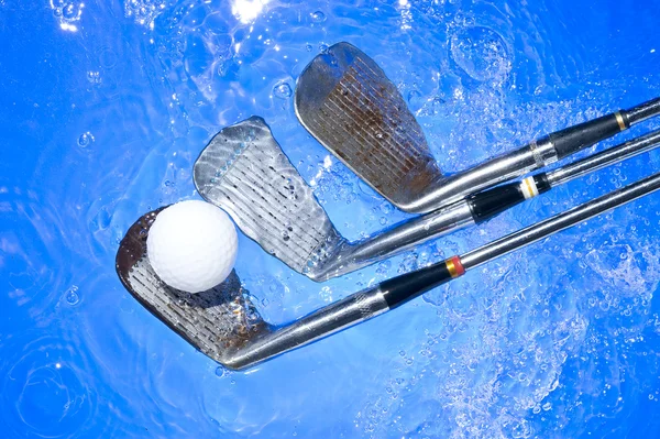 Clube de golfe em água azul — Fotografia de Stock