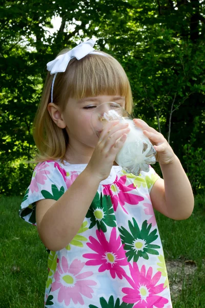 küçük kız süt içiyor