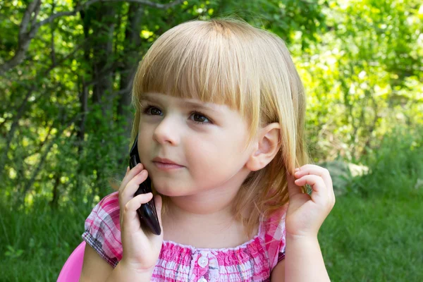 Little girl talking on the phone — Stock Photo, Image