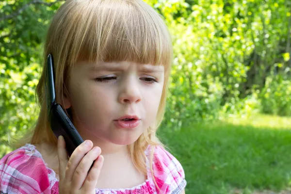 Küçük kız telefonda konuşuyor. — Stok fotoğraf