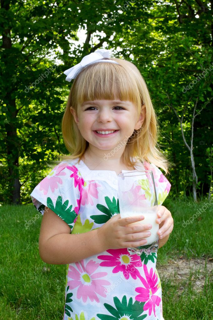 Kleines Mädchen Trinkt Milch Stockfotografie Lizenzfreie Fotos