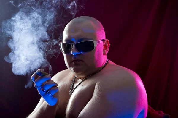 Az ember a dohányzás szivar — Stock Fotó