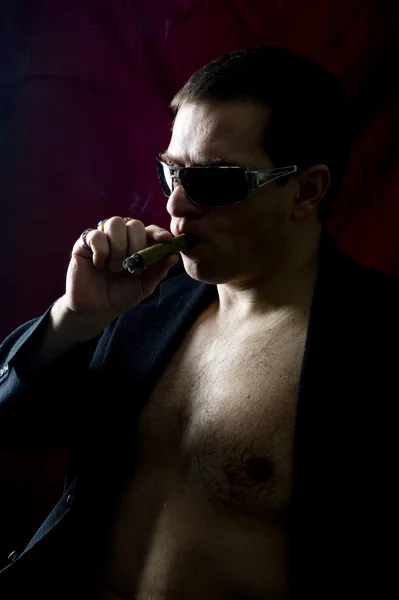 Человек курит сигару — стоковое фото