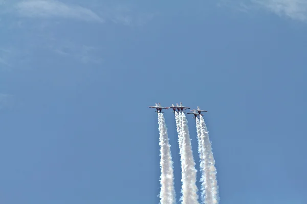 Een team van zeven vliegtuigen moeilijk manoeuvre uitvoeren op een luchtshow — Stockfoto