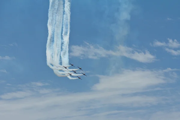 Airplanes in tight formation on an air show — Stock Photo, Image