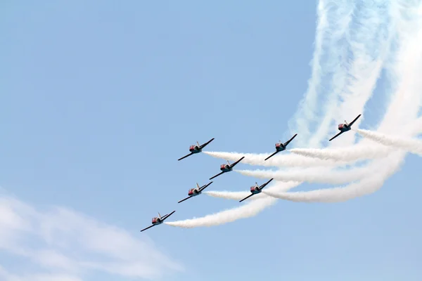 Een team van zeven vliegtuigen op een luchtshow — Stockfoto
