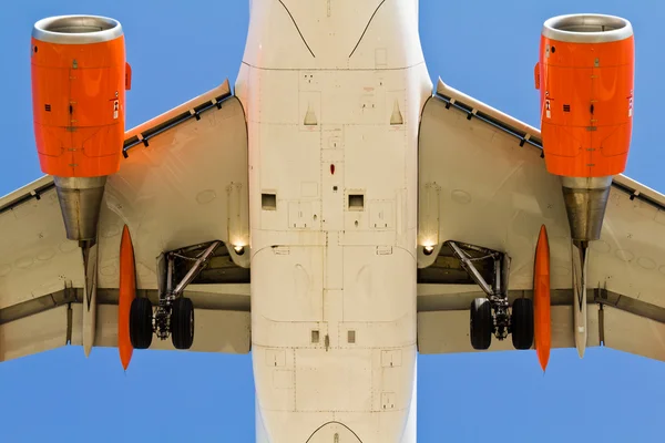 Samolot widok od dołu — Zdjęcie stockowe