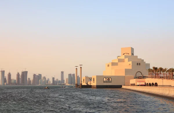 Doha museum and skylne — Stock Photo, Image