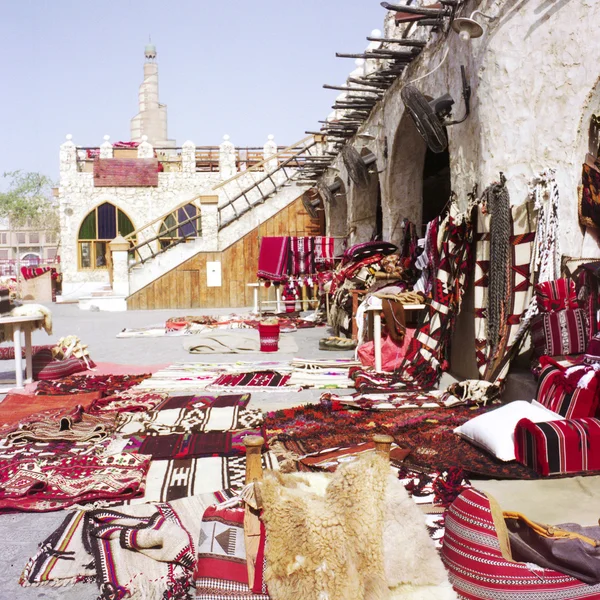 Tradiční arabský stan, zařízené v typickém stylu. — Stock fotografie