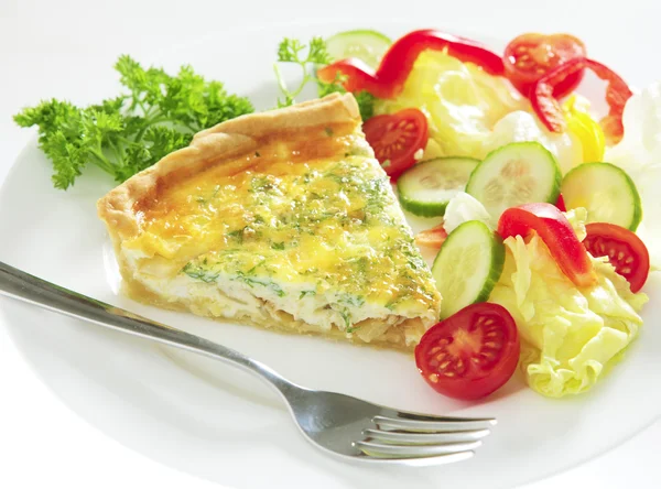 Quiche de queijo horizontal com salada — Fotografia de Stock